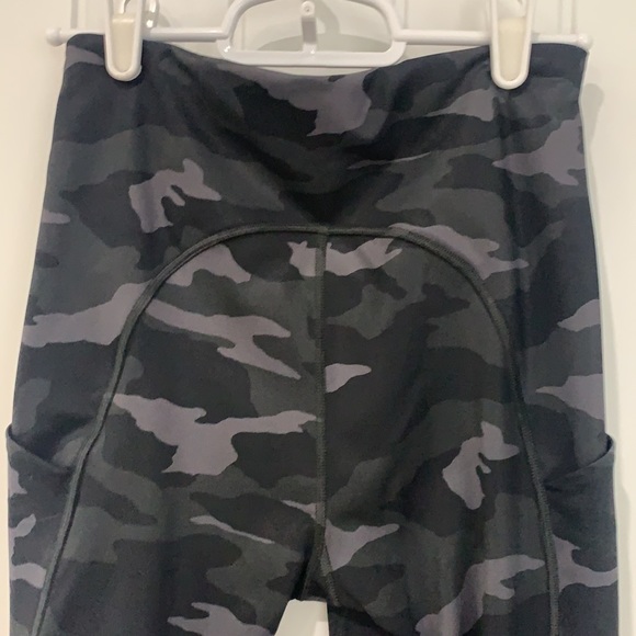 Athleta Ultimate Camo 7/8 Tight. Size XS. - Picture 7 of 9